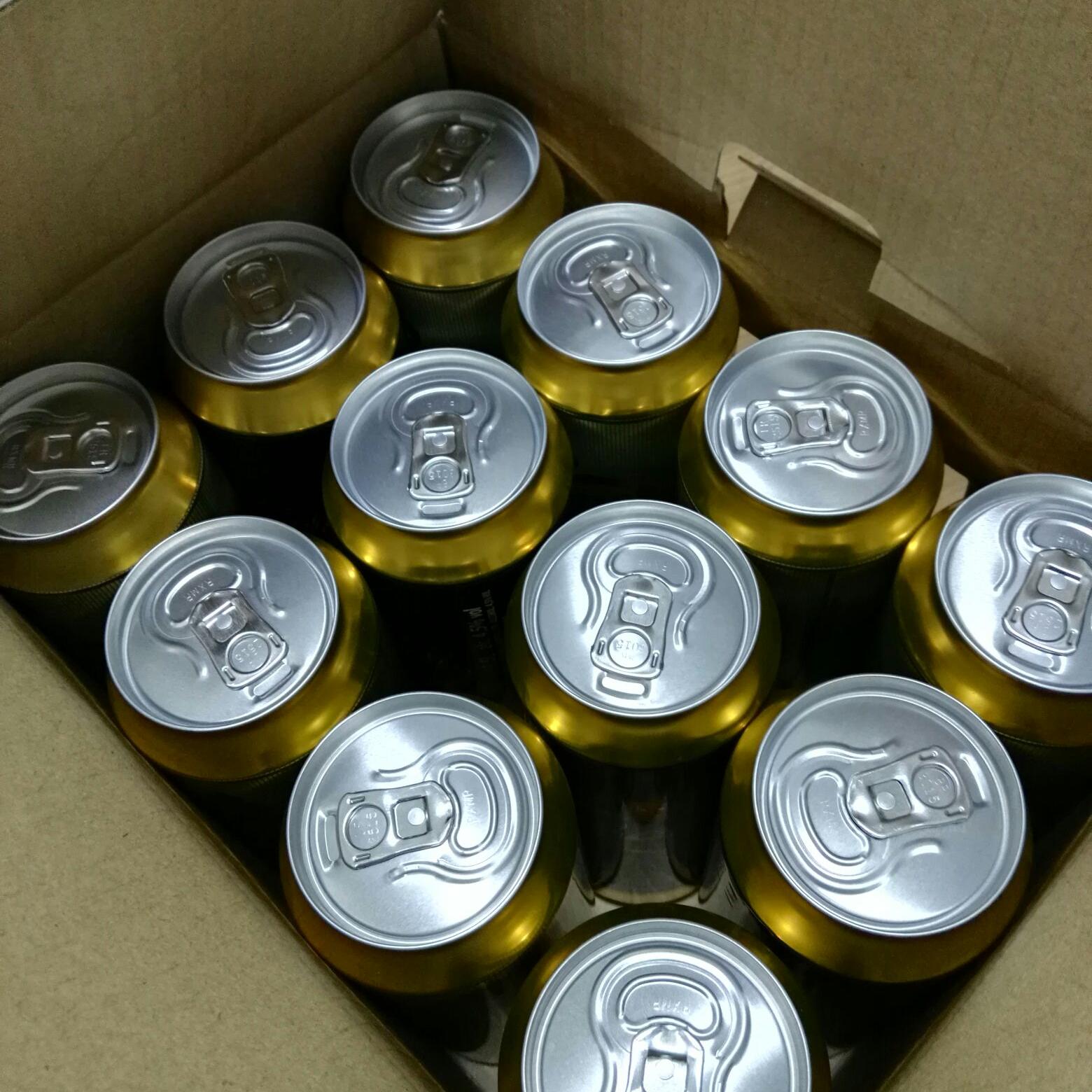 成箱的铝制易拉罐,包装占啤酒出厂成本约一半,罐化率提升是高端化的重要一环