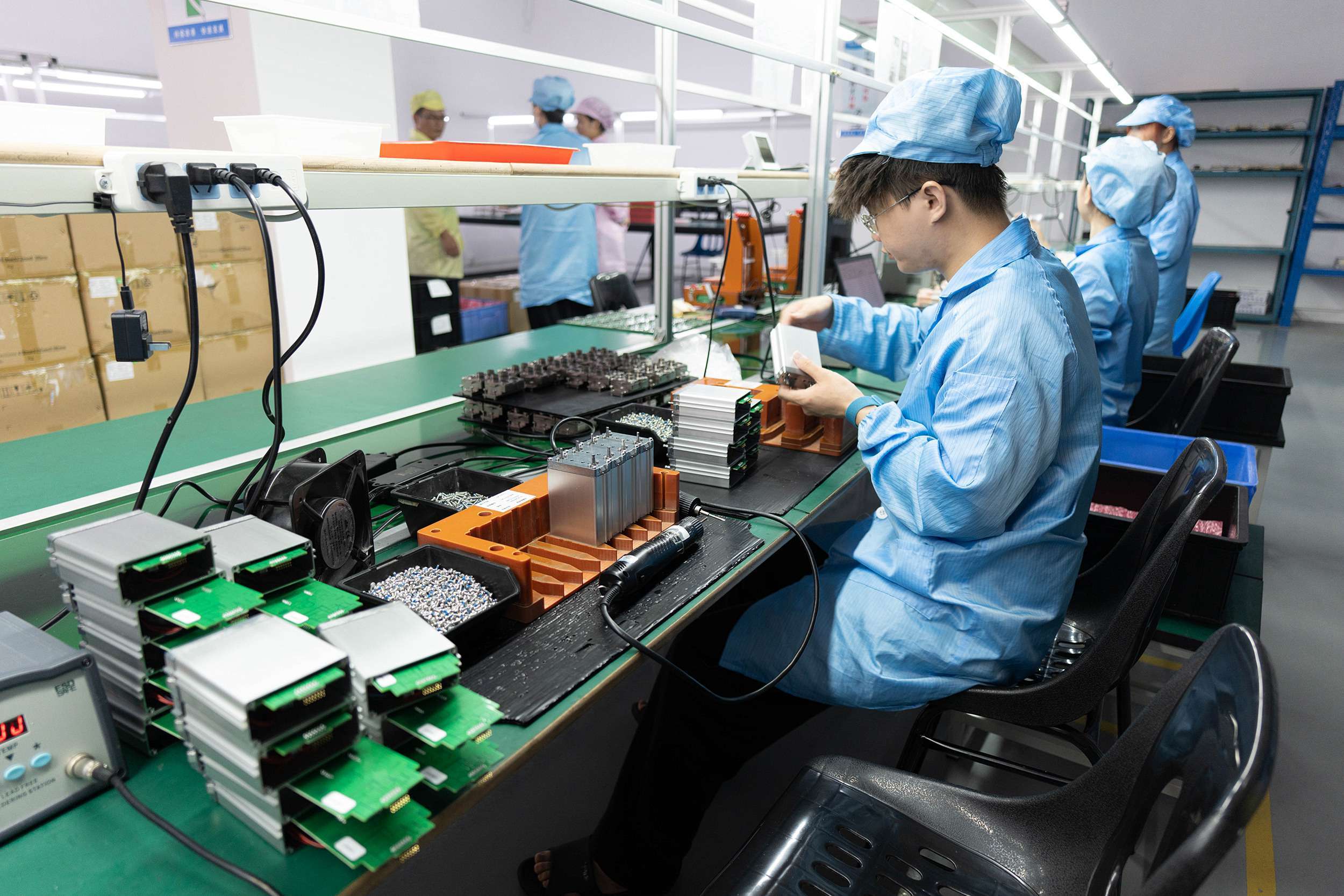 PCB 中游车间内的多层板自动化制造与 SMT 贴片产线，珠三角与长三角的海量中小厂构成中国 PCB 产业带的厚度
