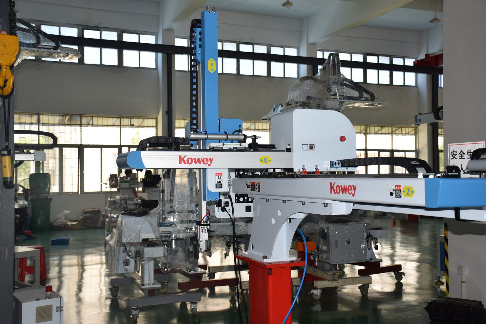 A high-speed robot on a thin-wall injection moulding line