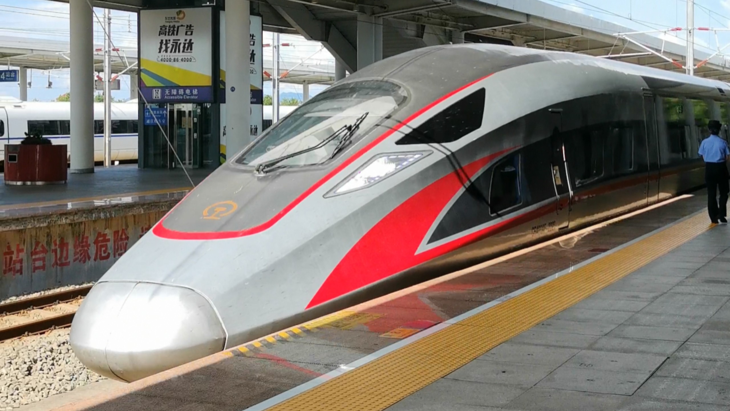 复兴号 CR400AF「银海豚」停靠在站台