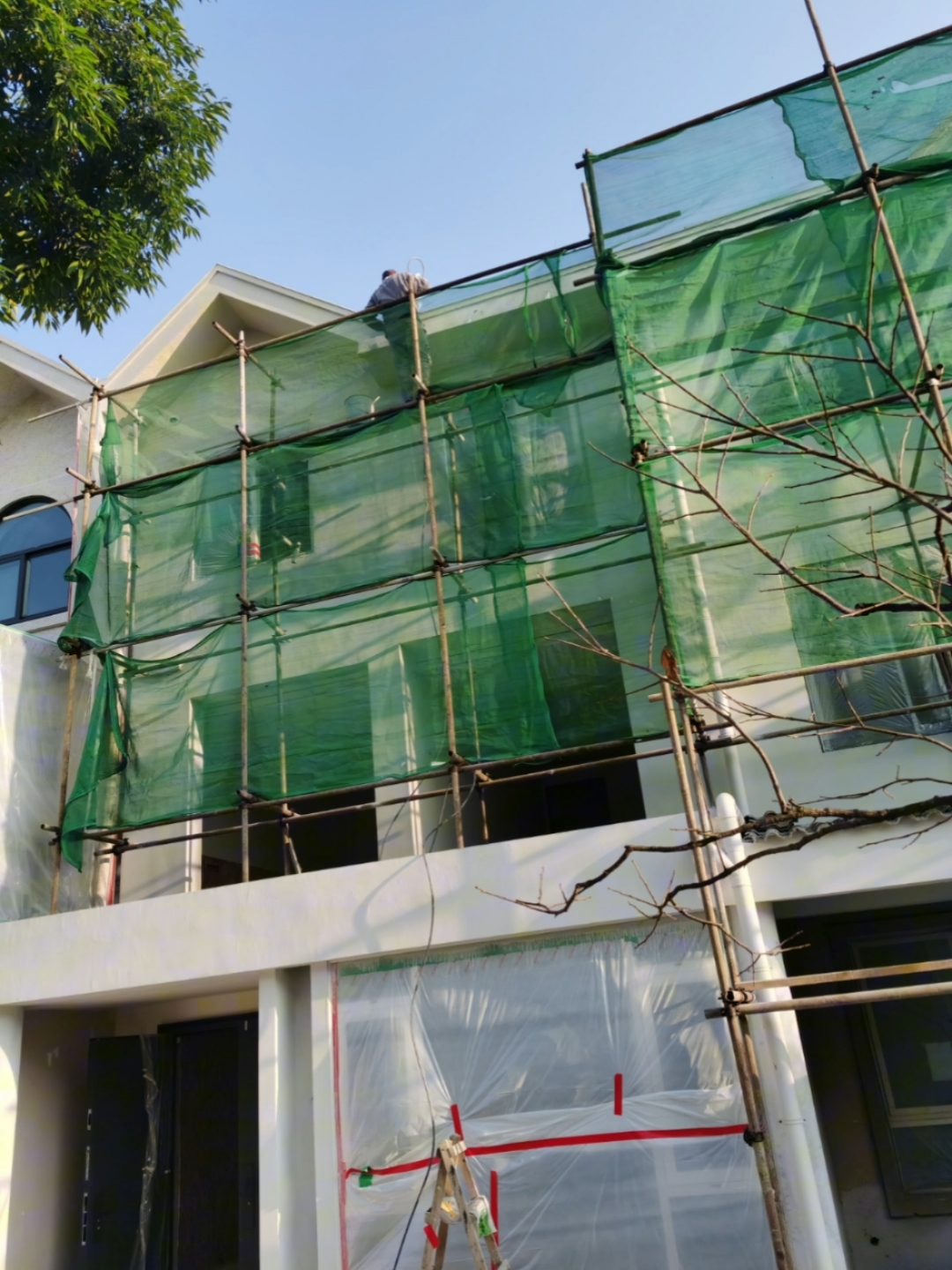 建筑外墙翻新涂装作业,存量重涂正接替新房成为建筑涂料新底盘