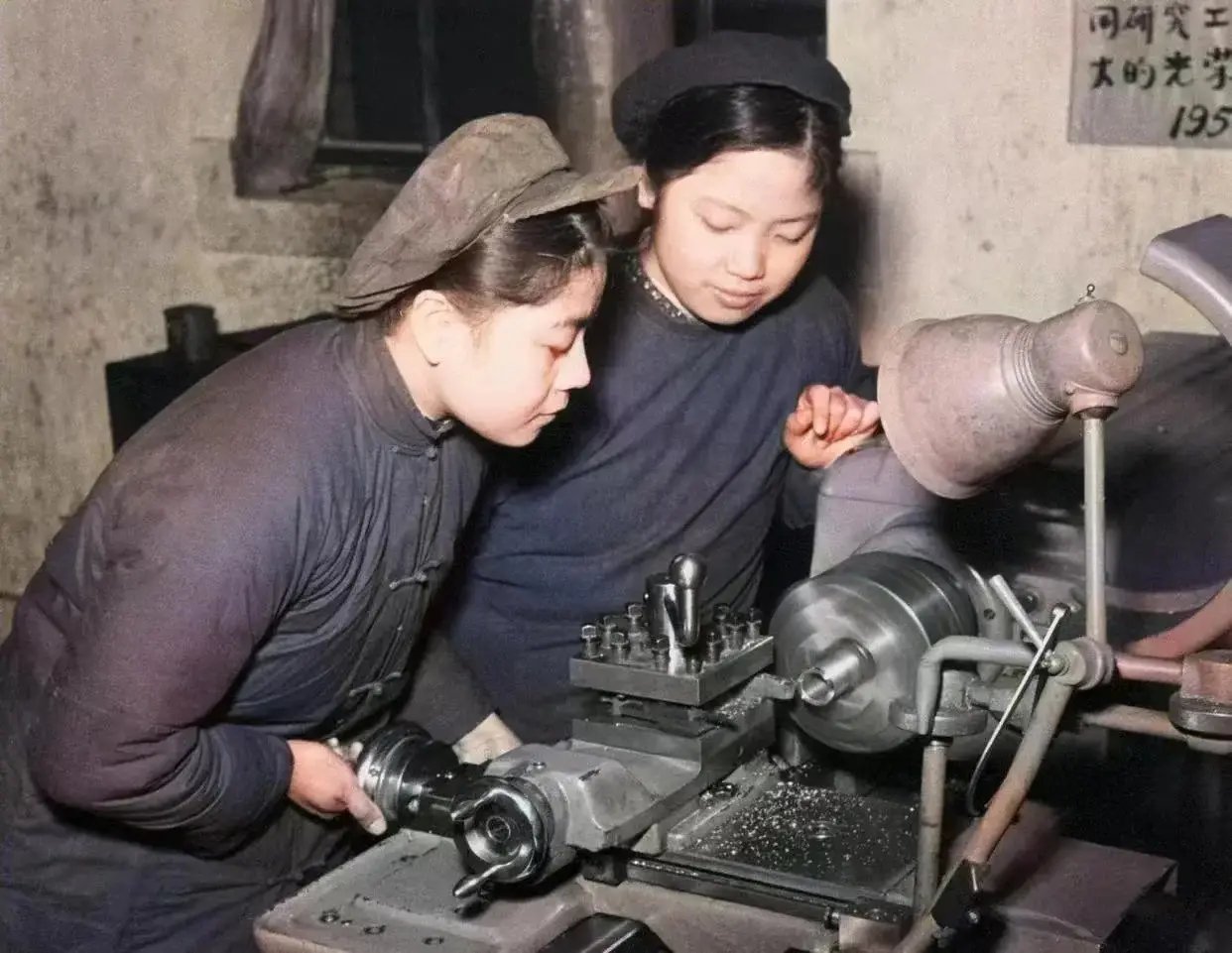 二十世纪五十年代机床厂的青年女工