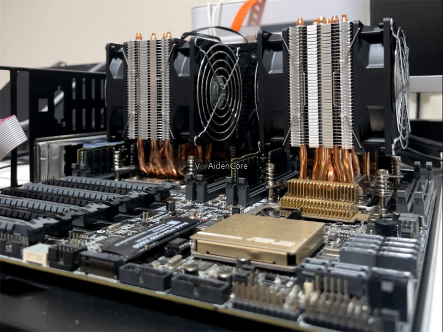 高端服务器主板上密集排列的高多层 PCB，AI 服务器把单台 PCB 价值量推高到普通服务器的 5–10 倍